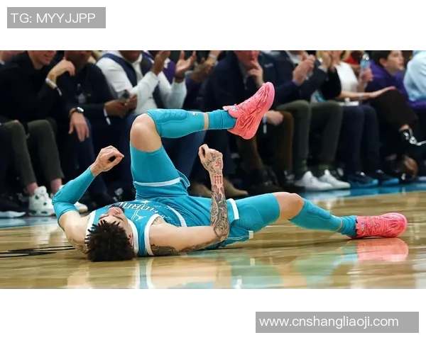 抖音热议足球界最帅气女球星引关注，颜值与球技并存魅力十足